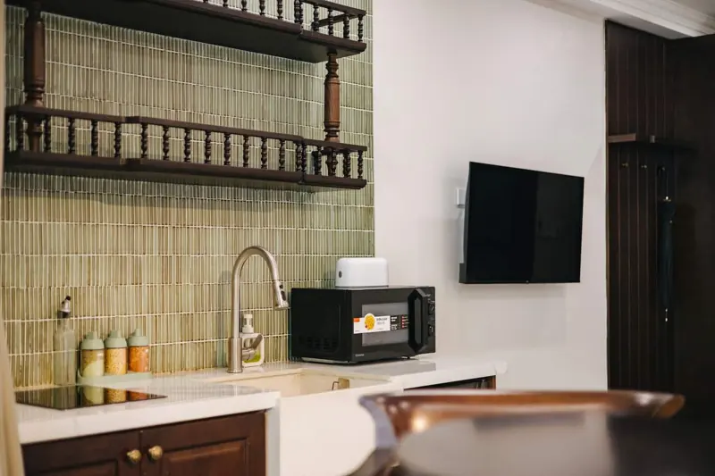 Hạ — Full kitchen