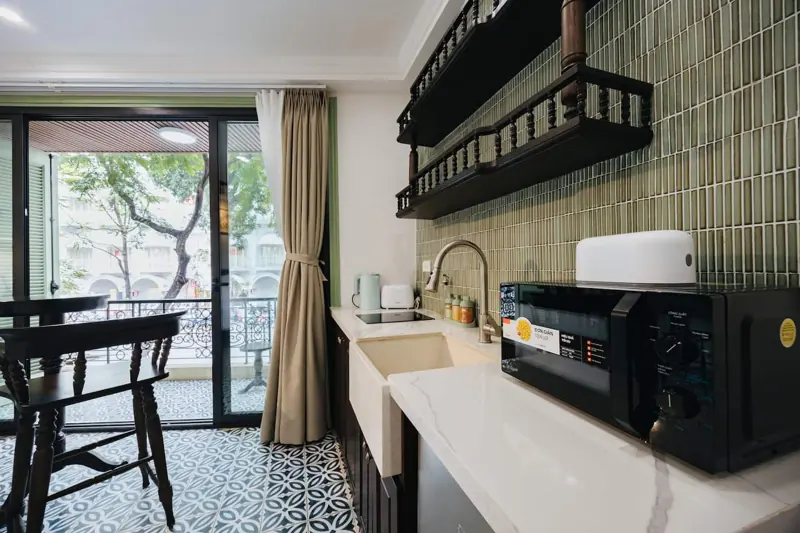 Hạ — Full kitchen