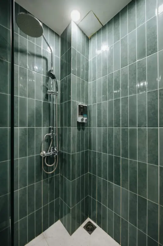 Thu — Full bathroom