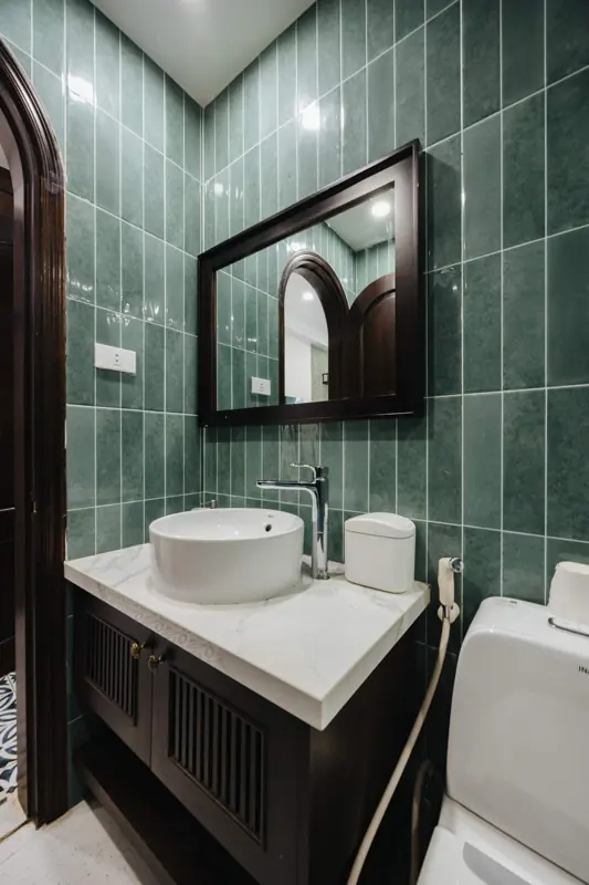 Thu — Full bathroom