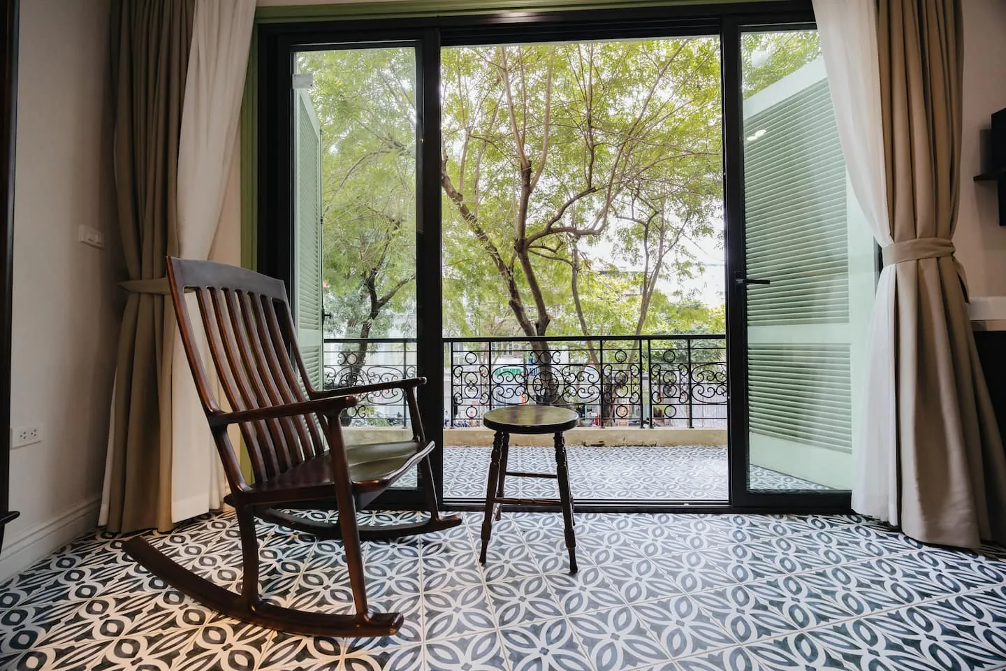Thu — Balcony
